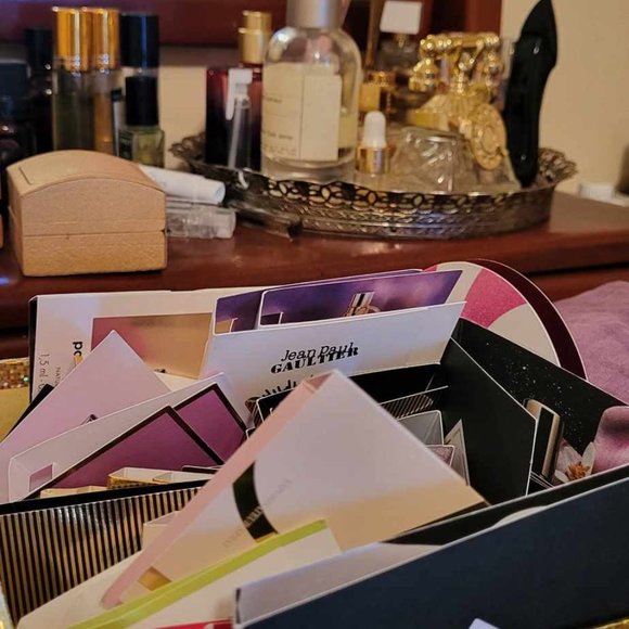 OMYPAWSH! FUN!! mini 7ml Carolina Herrera Good Girl Black Stiletto Bottle.🥰👠🥰 - Picture 3 of 3